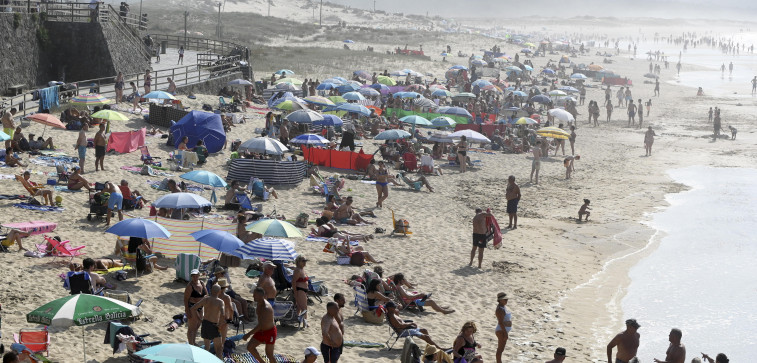 El día más caluroso del verano en Ferrol abarrota las playas pese a las banderas rojas