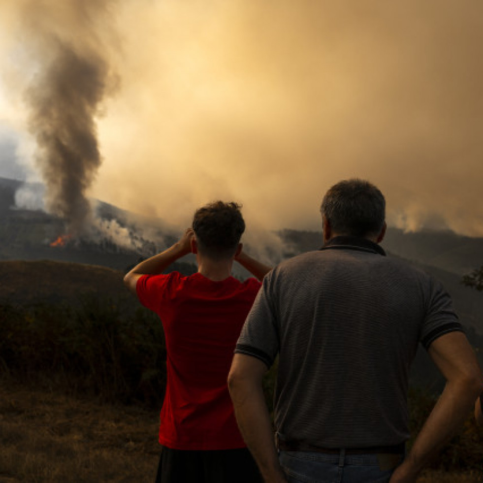 Dos incendios sin control afectan  a más de mil hectáreas na provincia de Ourense
