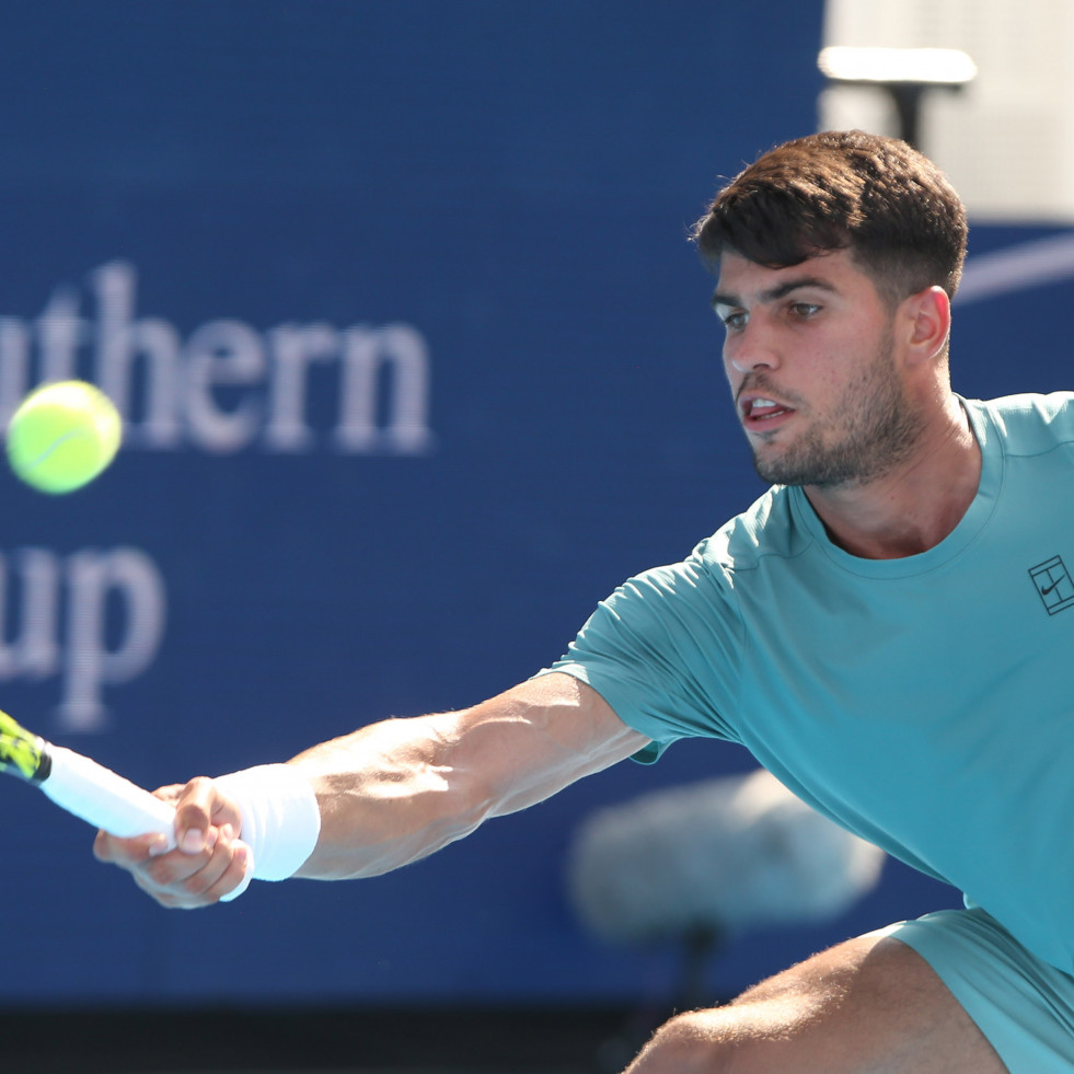 Alcaraz duda ante Dzumhur en su regreso, pero avanza en Cincinnati