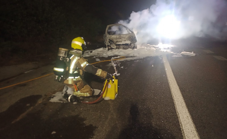 Arde un vehículo en la entrada de la AP 9 desde Vilar do Colo en dirección Ferrol