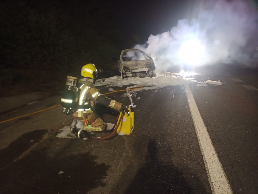 Arde un vehículo en la entrada de la AP 9 desde Vilar do Colo en dirección Ferrol