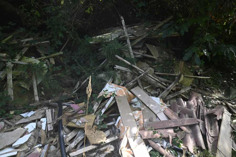 Denuncian vertederos de residuos en la parroquia de Doniños