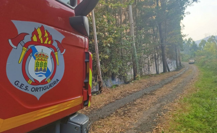 Controlado el incendio forestal que calcinó cinco hectáreas de monte en Monfero
