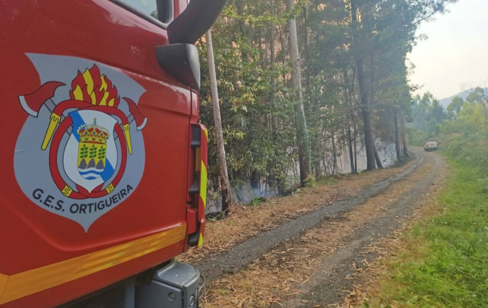 Controlado el incendio forestal que calcinó cinco hectáreas de monte en Monfero