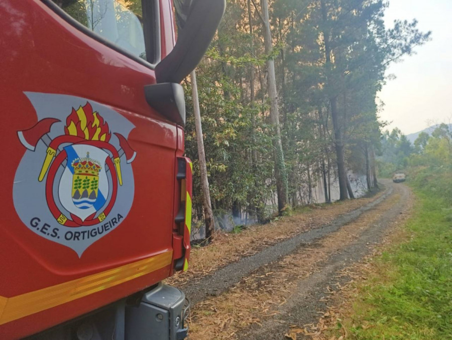Controlado el incendio forestal que calcinó cinco hectáreas de monte en Monfero