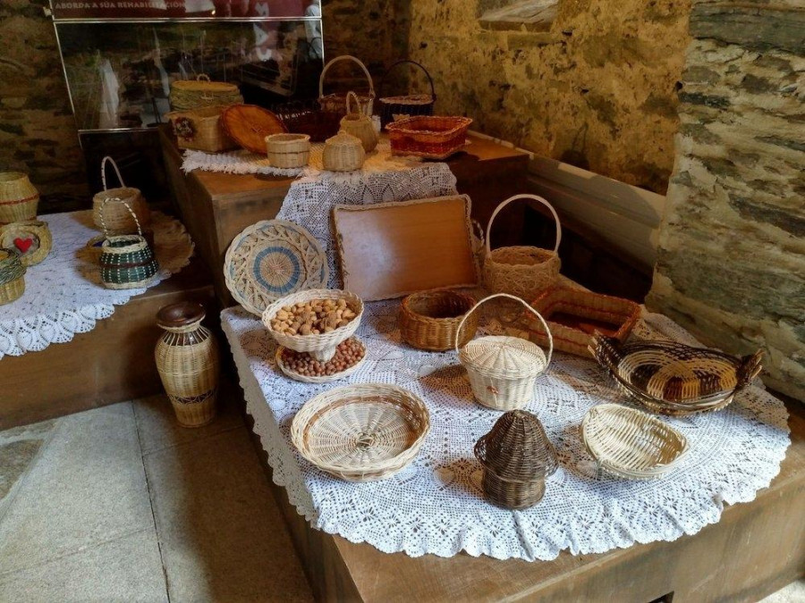 La Asociación Mulleres Rurais Albar Quercus organiza un taller de iniciación a la cestería