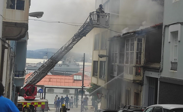 Arde un edificio en la calle Arce de Ferrol, en el que suele haber okupas