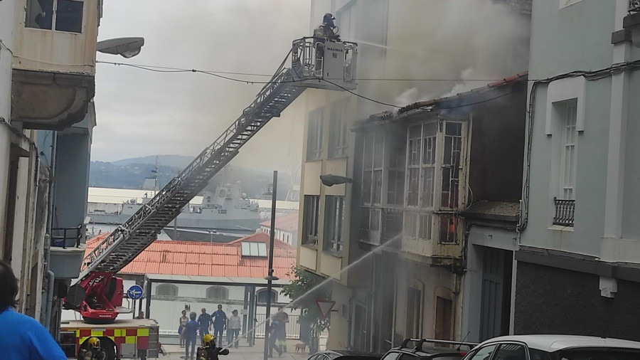 Arde un edificio en la calle Arce de Ferrol, en el que suele haber okupas