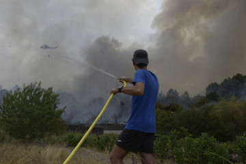 EuropaPress 6899732 persona colabora extincion incendio 12 agosto 2025 seixalbo ourense galicia 2304