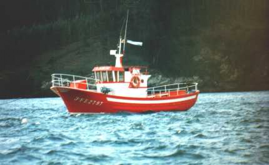 Salvamento rescata a dos marineros de un barco de Burela que se hundió en Estaca de Bares