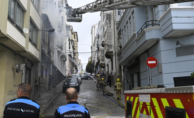 Un incendio calcina casi por completo un edificio abandonado y en estado ruinoso en la calle Arce, en Ferrol