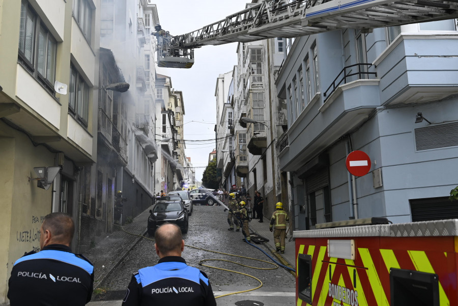 Un incendio calcina casi por completo un edificio abandonado y en estado ruinoso en la calle Arce, en Ferrol
