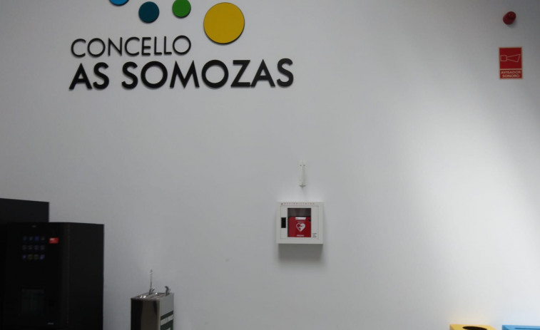 As Somozas dota al centro cívico social y al polideportivo de desfibriladores