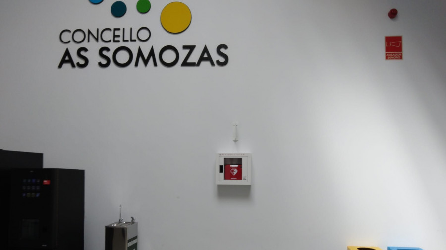 As Somozas dota al centro cívico social y al polideportivo de desfibriladores