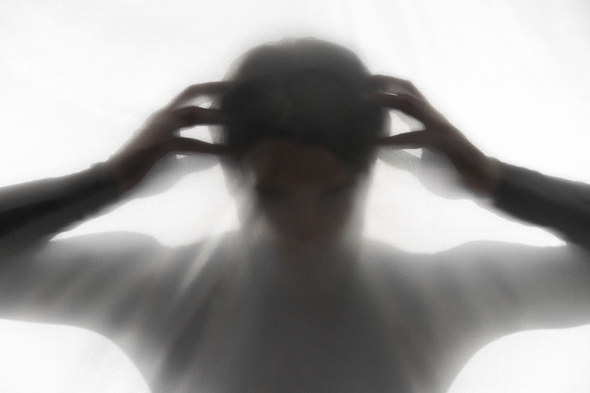 Silueta de adulto aterrador en estudio