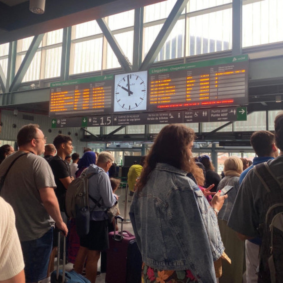 Renfe reanuda servicio de alta velocidad a Galicia suspendido ayer por incendio en Ourense