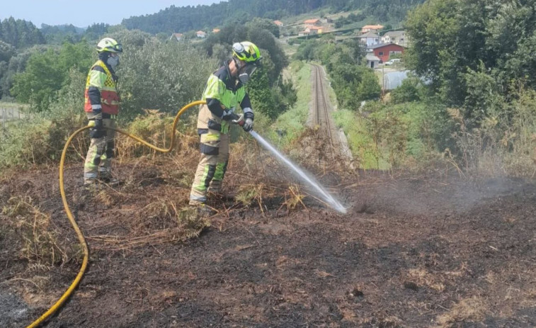 Los bomberos de Narón sofocan un incendio forestal en Pedroso
