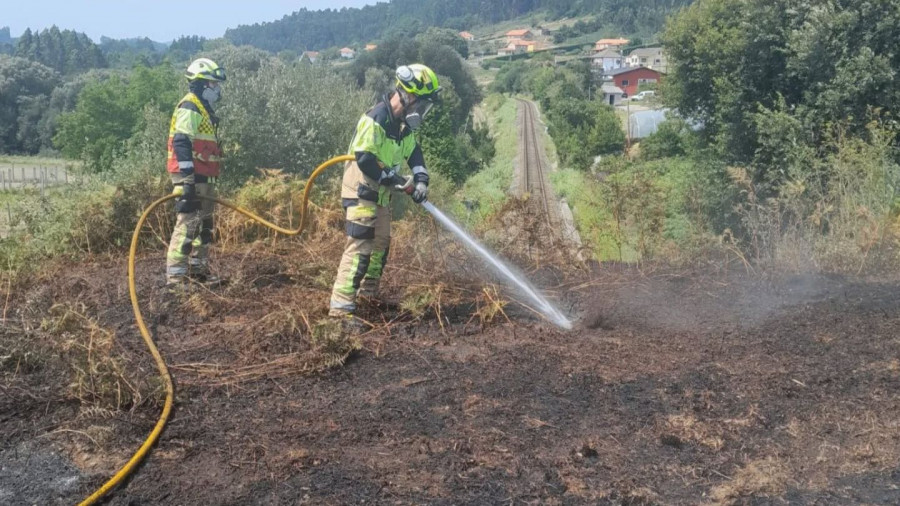 Los bomberos de Narón sofocan un incendio forestal en Pedroso
