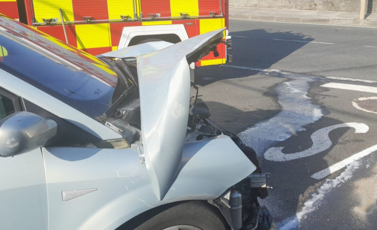 Herido leve un motorista tras colisionar con un vehículo en Xuvia, Narón
