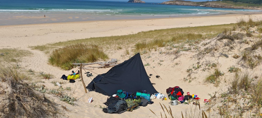 Desalojado un grupo de personas que estaba acampando en las dunas del arenal de Doniños