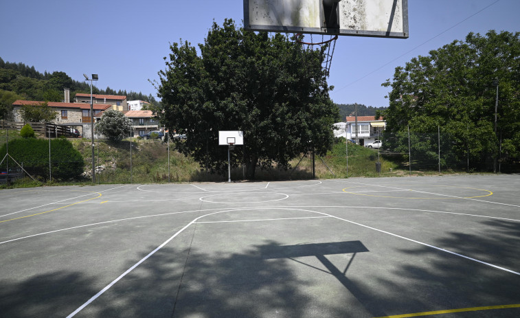 El gobierno local dotará de dos nuevas canastas a la pista deportiva de A Cabana