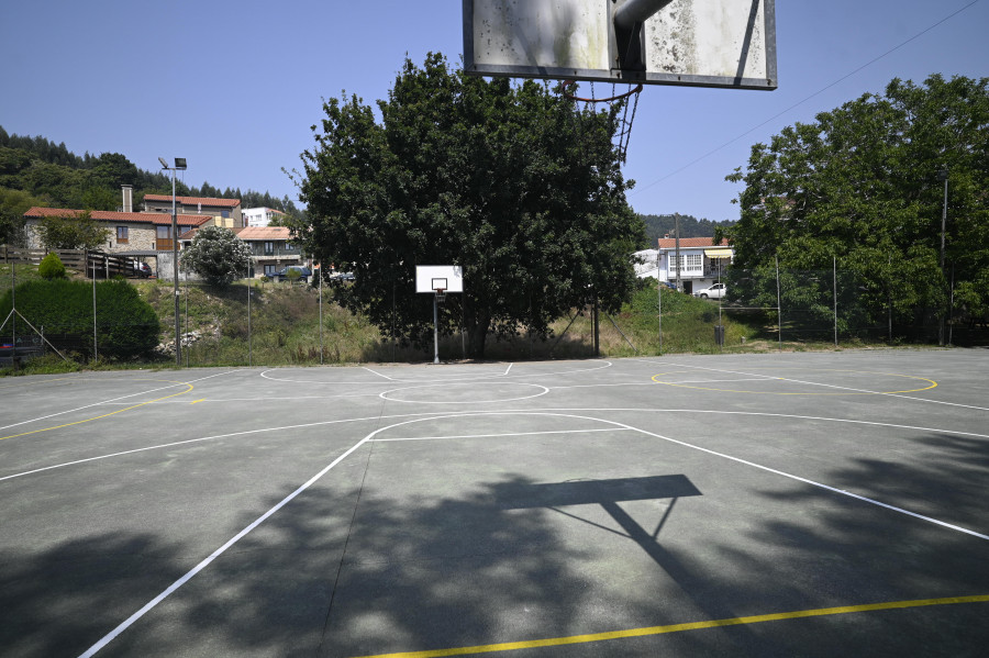 El gobierno local dotará de dos nuevas canastas a la pista deportiva de A Cabana