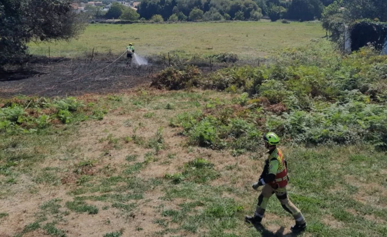 Las bombas de palenque en Castro, Narón, provocan un conato de incendio forestal