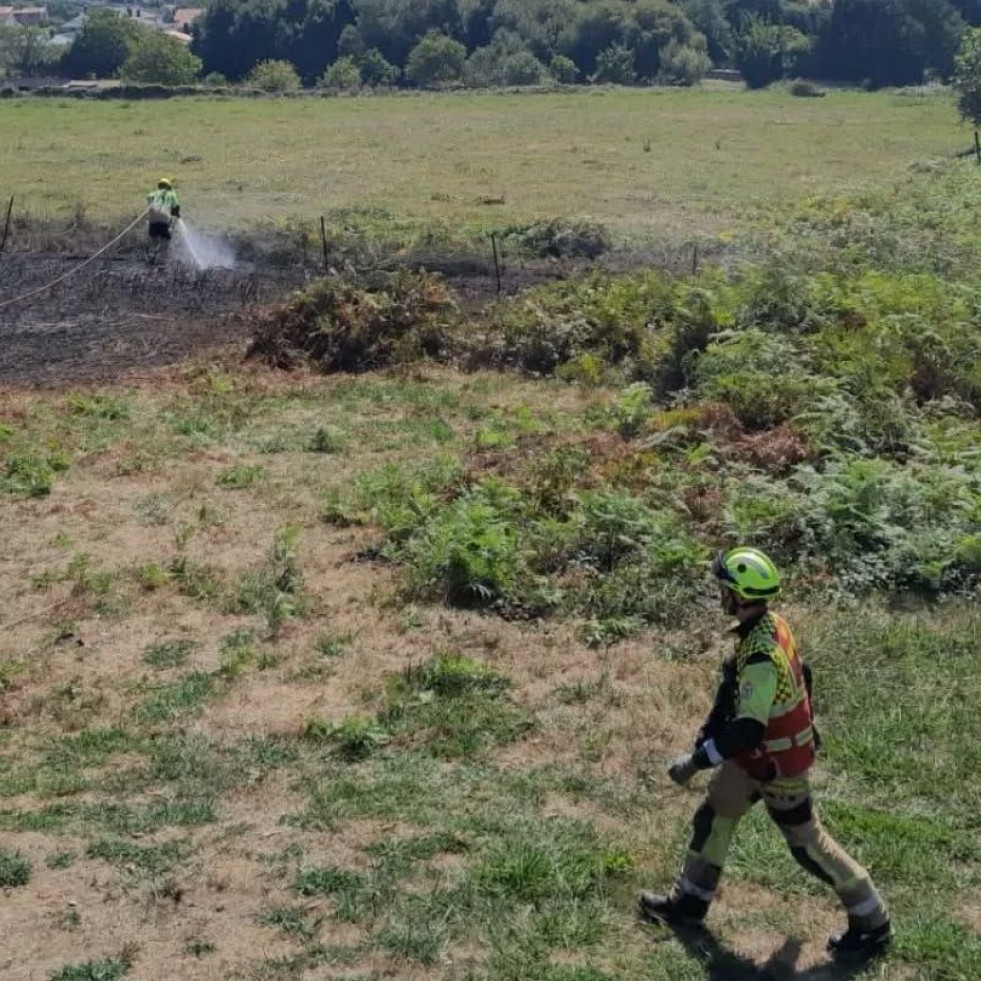 Las bombas de palenque en Castro, Narón, provocan un conato de incendio forestal