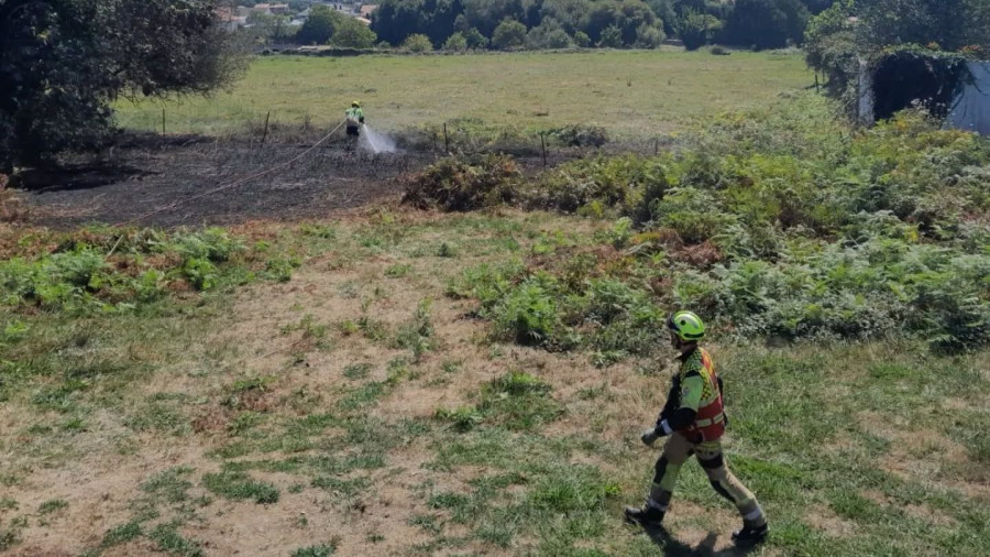 Las bombas de palenque en Castro, Narón, provocan un conato de incendio forestal