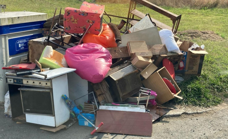 Diez toneladas de basura en las calles de Fene que deberían ir a parar al Punto Limpio