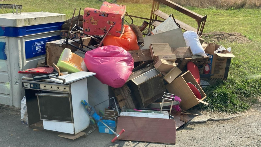 Diez toneladas de basura en las calles de Fene que deberían ir a parar al Punto Limpio