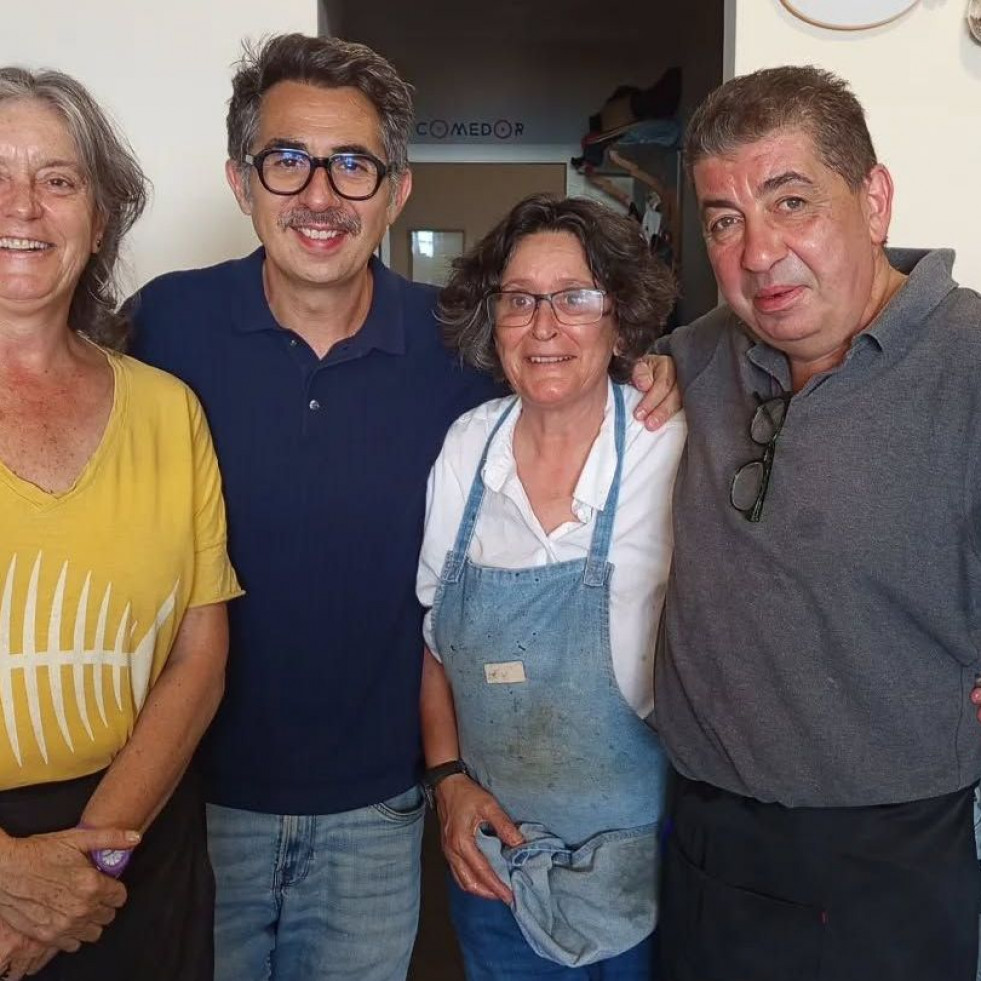 El cómico Berto Romero se deja ver por Mugardos y disfruta de la gastronomía local en O Escabeche