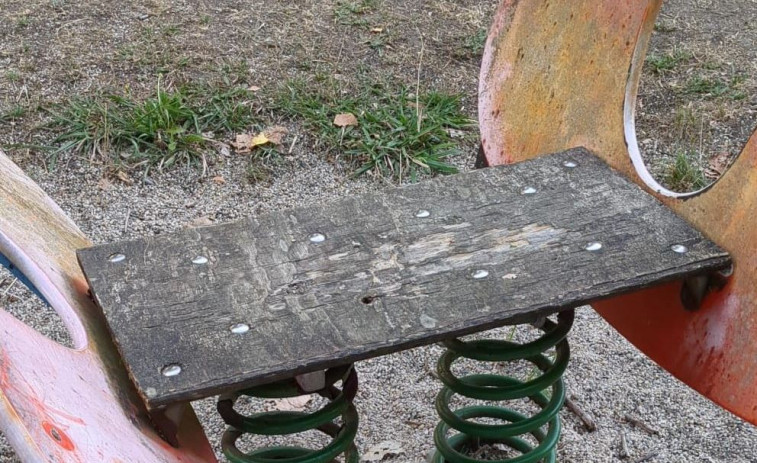 El BNG denuncia el bandono de los parques infantiles en Cabanas