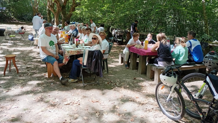 Comida de convivencia de los propietarios de terrenos en las Fragas, en Ombre