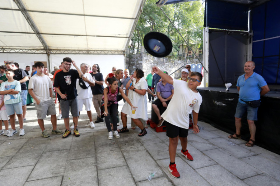 Competición ‘a gorrazos’ en Arteixo
