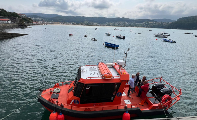 Salvamento rescata a la tripulación de un pesquero en la ría de Cedeira