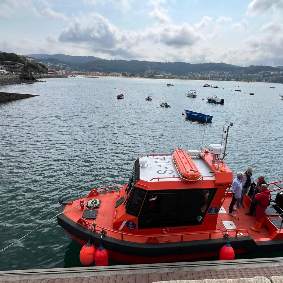 Salvamento rescata a la tripulación de un pesquero en la ría de Cedeira