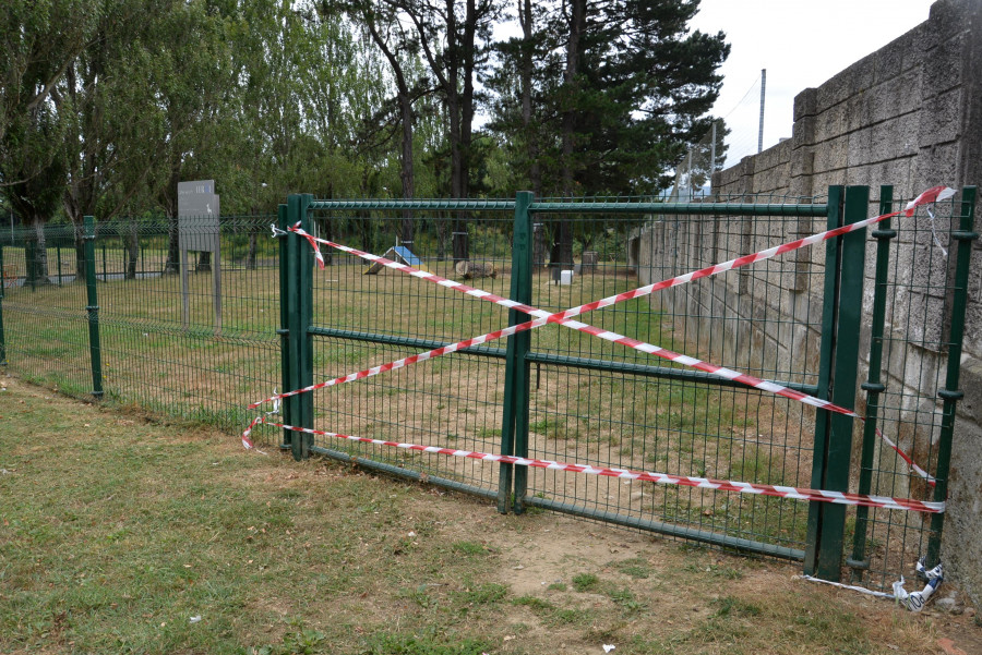 Denuncian continuos actos vandálicos en el parque para perros del barrio de Caranza