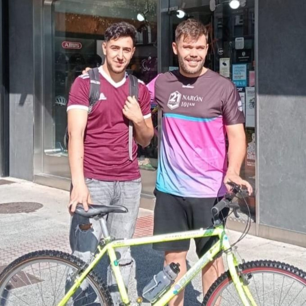 Ciclos Roca dona una bici a Cáritas Ferrol