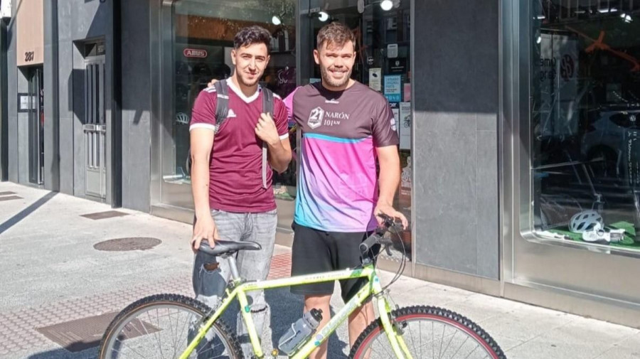 Ciclos Roca dona una bici a Cáritas Ferrol