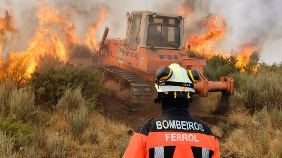 Los bomberos de Ferrol vuelven a casa tras finalizar su despliegue en el incendio de Xinzo-Oimbra