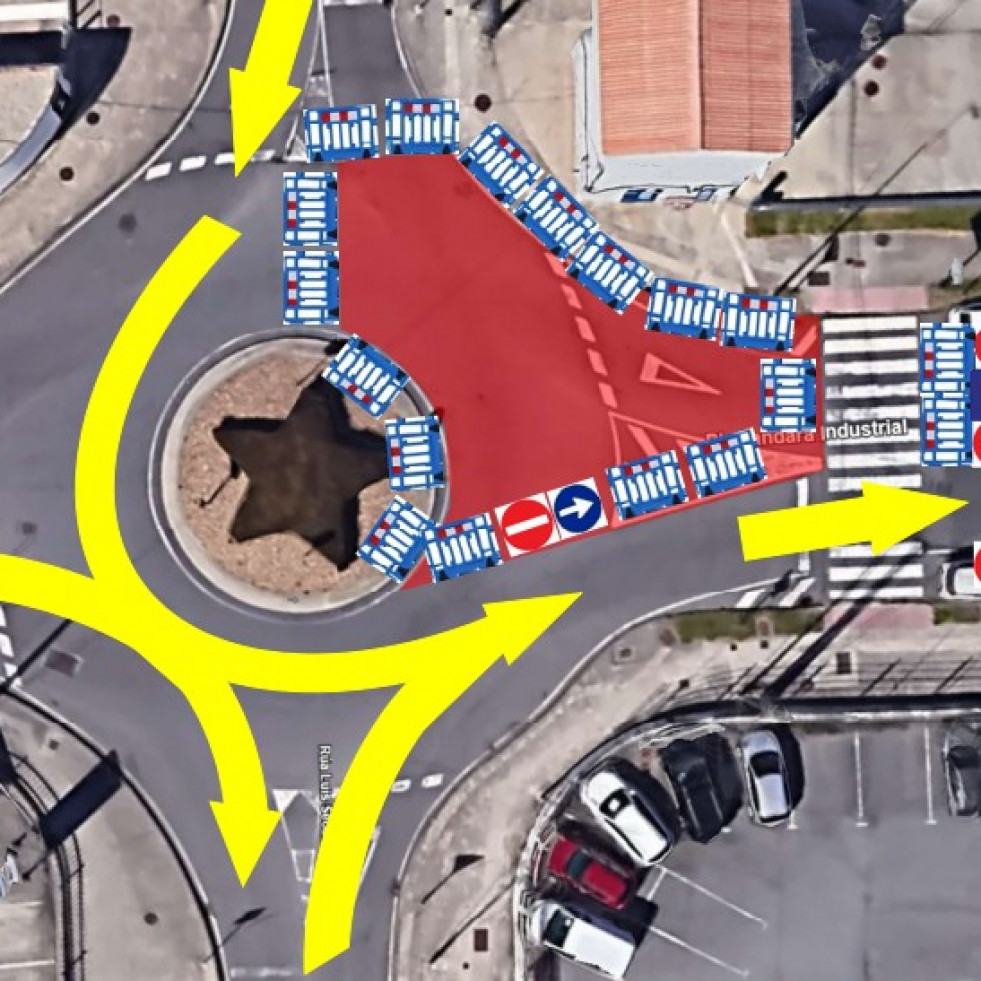 Corte de tráfico en la rotonda de la avenida do Mar, en Narón, para reparar una tubería del abastecimiento