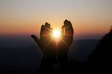 Laoracionespiritualentregaelbrillodelsolconunahermosapuestadesolborrosa