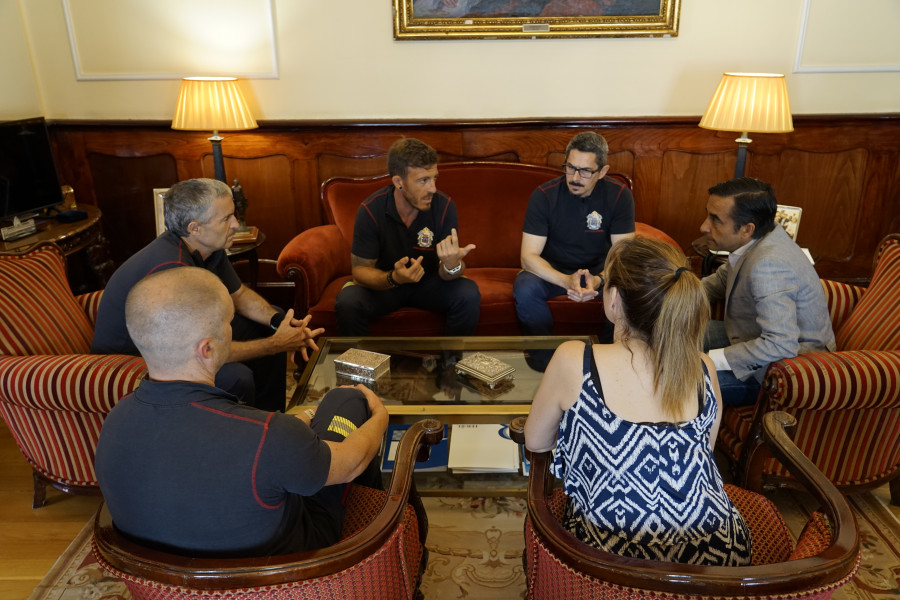 El alcalde recibe en el palacio municipal a los bomberos desplegados en Ourense