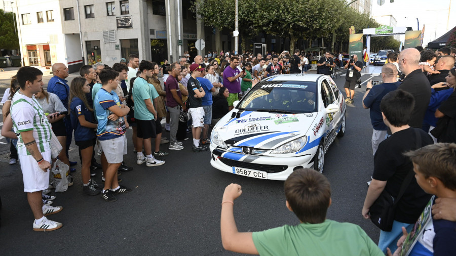 Baño de multitudes en la ceremonia de salida del Rally de Ferrol