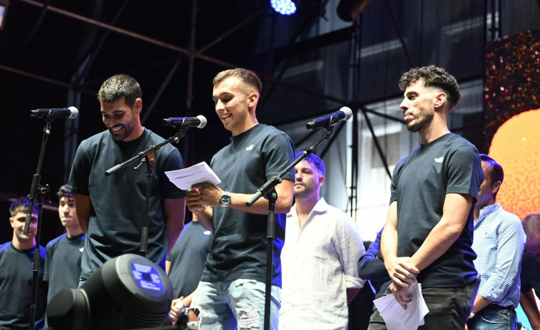 Aplauso al pregón “de Primera” que sellaron los capitanes de  O Parrulo antes de  dar el “chupinazo” a las fiestas de Ferrol