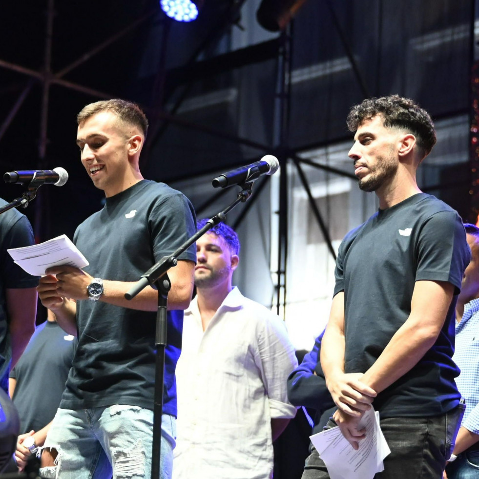 Aplauso al pregón “de Primera” que sellaron los capitanes de  O Parrulo antes de  dar el “chupinazo” a las fiestas de Ferrol