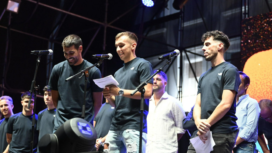 Aplauso al pregón “de Primera” que sellaron los capitanes de  O Parrulo antes de  dar el “chupinazo” a las fiestas de Ferrol