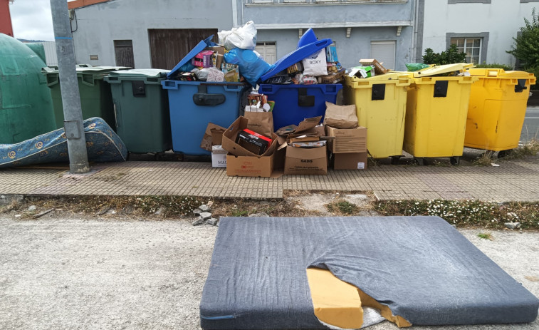 Vecinos de Covas y de Doniños denuncian la acumulación constante de basura  y de enseres