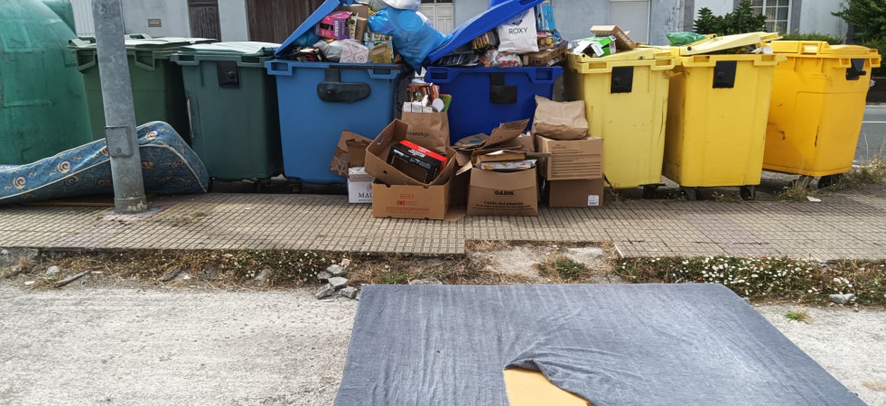 Vecinos de Covas y de Doniños denuncian la acumulación constante de basura  y de enseres